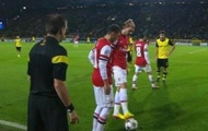 Video: Pha việt vị hài hước của Nicklas Bendtner và Mesut Ozil