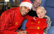 Luis Suarez “cải tà quy chính” thành 'anh già' Nô-en tặng quà cho trẻ nhỏ