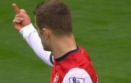 Video: Jack Wilshere giơ ngón tay thối về phía người hâm mộ Man City