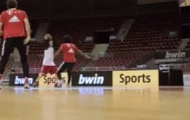 Video: Sao Bayern Munich trình diễn kỹ năng chơi bóng rổ