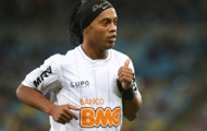 Video: Ronaldinho xỏ bóng đối thủ và ôm chân vì bị phạm lỗi