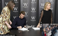 Fan xếp hàng dài lấy chữ ký Becks