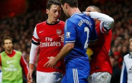 Video: Oezil nóng mắt với pha đạp bóng của Ivanovic