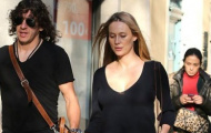 Puyol nắm chặt tay bà bầu trên phố