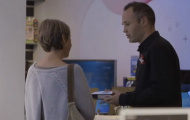 Iniesta chuyển nghề làm nhân viên bán hàng