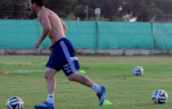 Messi cởi trần, mướt mát mồ hôi trên sân tập