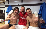 Sao Arsenal thoát y ăn mừng chiến thắng bỏ Oezil lủi thủi một mình