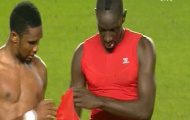 Đổi áo với Eto’o, Sakho bị ném đá tơi bời