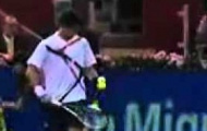 Video: Nole ngượng chín mặt vì đánh bóng trúng 'ball girl'