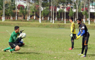 U19 Việt Nam bất ngờ tập luyện cùng cựu thủ thành Nigeria