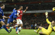 Video Premier League: Bendtner và Walcott ghi bàn giúp Arsenal thắng Cardiff