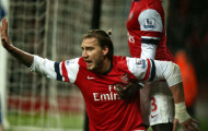 Bảo vệ thành công ngôi đầu, HLV Wenger cảm ơn Bendtner