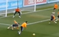 Video: CR7 lừa hậu vệ Carvajal khốn khổ trong buổi tập