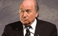 Sepp Blatter nóng mặt vì “các kịch sĩ” bóng đá