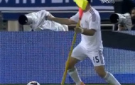 Video: Carvajal của Real Madrid bị cột cờ góc 'theo kèm' rất chặt