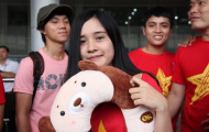 Cầu thủ U19 Việt Nam tặng gấu bông cho fan nữ xinh đẹp
