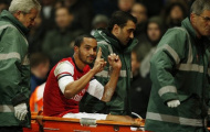 Rời sân trên cáng, Walcott vẫn cố trêu ngươi CĐV Spurs
