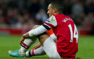 Mất Walcott 4 tuần, Arsenal tan nát hàng công