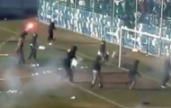 Video: CĐV AEK Athens tràn xuống sân ném pháo sáng loạn xạ