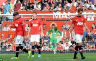 Hình như M.U đang giống… Arsenal!