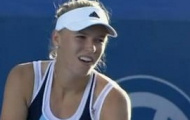 Video: Pha thuận tay ghi điểm khó tin của Wozniacki
