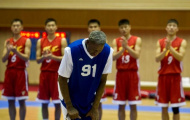 Chùm ảnh: Cựu siêu sao NBA Dennis Rodman khấu đầu chào Kim Jong-un