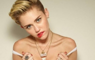 Miley Cyrus vén áo khoe ngực khiêu khích