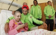 Tặng vé VIP cho cậu bé mắc bệnh ung thư, Ronaldo được ca ngợi như thiên thần
