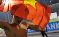 U19 Việt Nam cởi áo đấu tặng người hâm mộ
