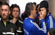 John Terry giúp thủ môn Petr Cech gỡ… lông mi