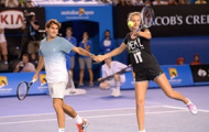 Video: Federer và Azarenka thi đấu với Stosur và Bouchard trong trò “nắm tay đánh tennis”