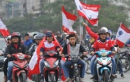 Video: CĐV Hải Phòng đốt pháo sáng diễu hành chào V - League 2014