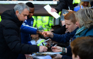 Mỉa mai trọng tài, Mourinho lại diễn trò