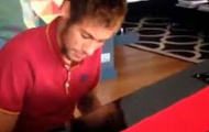 Neymar chơi piano chẳng kém nghệ sỹ
