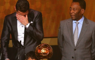 Hé lộ lí do khiến Cris Ronaldo bật khóc trong lễ trao giải