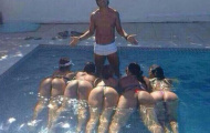 Ronaldinho gây sốc với bức ảnh ăn chơi cùng 5 'siêu vòng 3'