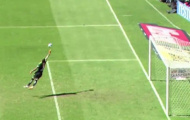 Video: Pha đánh đầu ngược ghi bàn ấn tượng