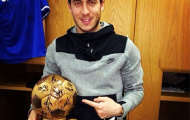 Eden Hazard hí hửng khoe Quả bóng vàng