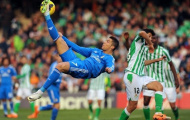 Hình ảnh Bale cúi xem chân Ronaldo được đúc bằng gì