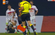 Video: Sao Galatasaray đá vào hạ bộ đối thủ