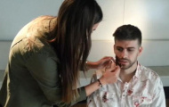 Gerard Pique hóa thành 'xác sống'