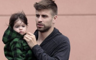 Pique âu yếm con trai trên phố