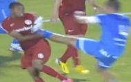 Video: Cú đạp “knock-out” đối thủ của cầu thủ trẻ Brazil