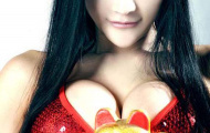 Nữ MC 9X tạo chiêu trò mặc bikini đón Tết