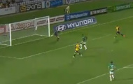 Video: Pha bỏ lỡ cơ hội ngớ ngẩn khó tin của Emile Heskey