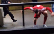 Đuổi đánh cổ động viên, tái hiện hình ảnh hùng hổ của Cantona