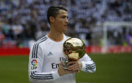 Mẹ Cristiano Ronaldo khóc khi con trai khoe Quả bóng Vàng