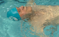Cụ ông trăm tuổi trở thành vận động viên bơi lội lớn tuổi nhất thế giới