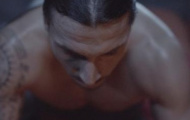 Video: Ibra săn hươu sừng tấm, lặn dưới lớp băng dày