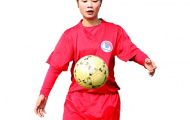Con gái đá bóng